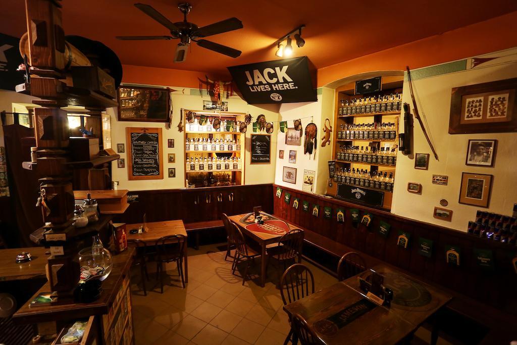 Pension Alfa & Whisky Pub Tábor Exteriör bild